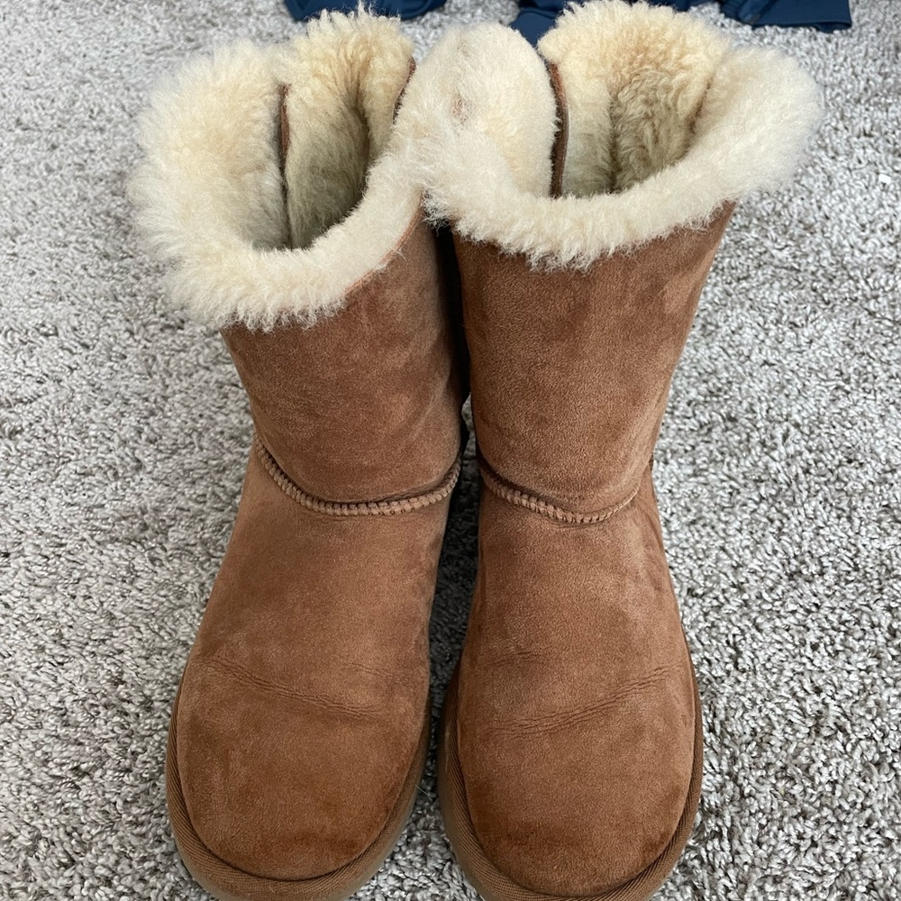 Women’s Bailey Bow Uggs (size 7)